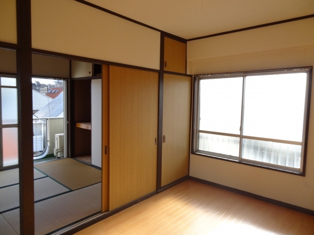 Living and room. We will place the table of tatami.