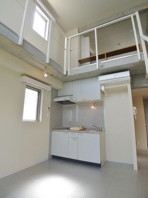 Kitchen. DK8.7 Pledge ・ There are high ceilings and feeling of freedom