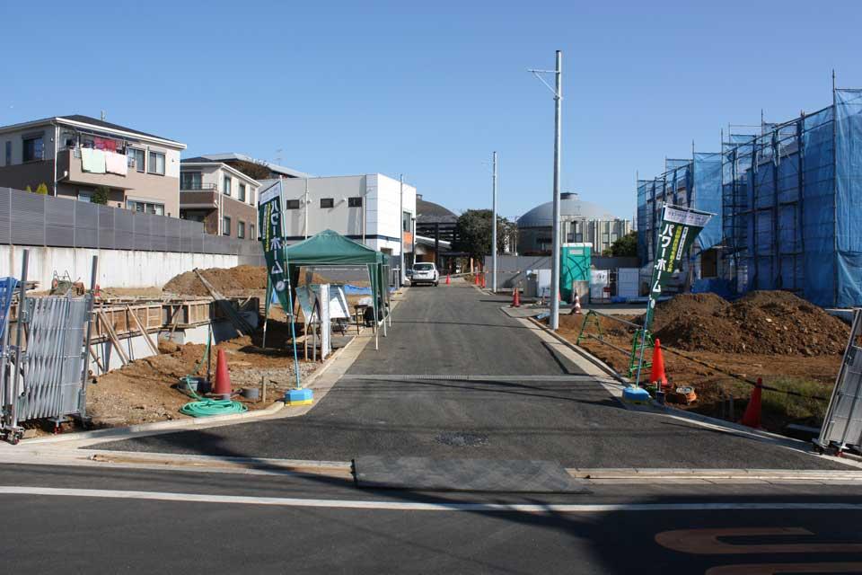 Local photos, including front road. You can also raising children without worrying about street car. 