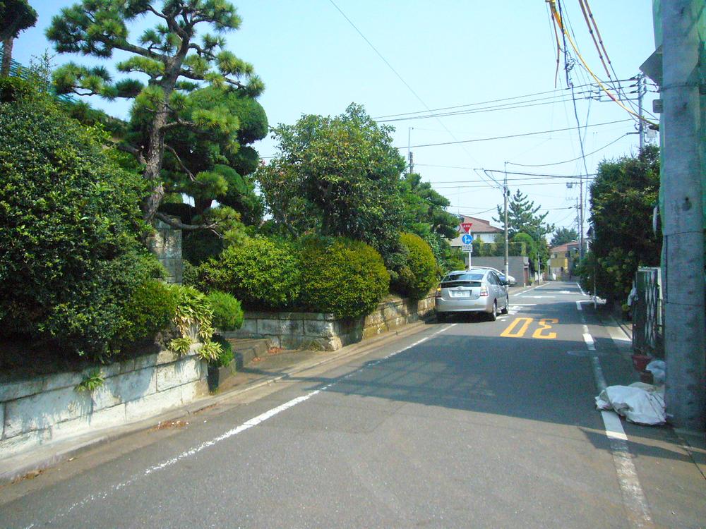 Local photos, including front road. It is a quiet residential area. There is also a spacious 5.5m front road.