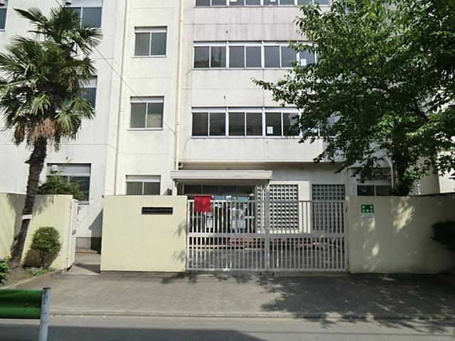 Junior high school. Minamirokugo 290m until junior high school