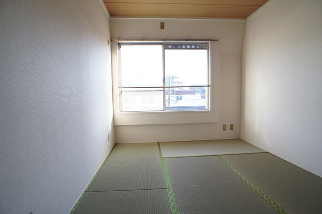 Living and room. Japanese-style room 6 quires ☆ Facing south ・ Sunny ☆