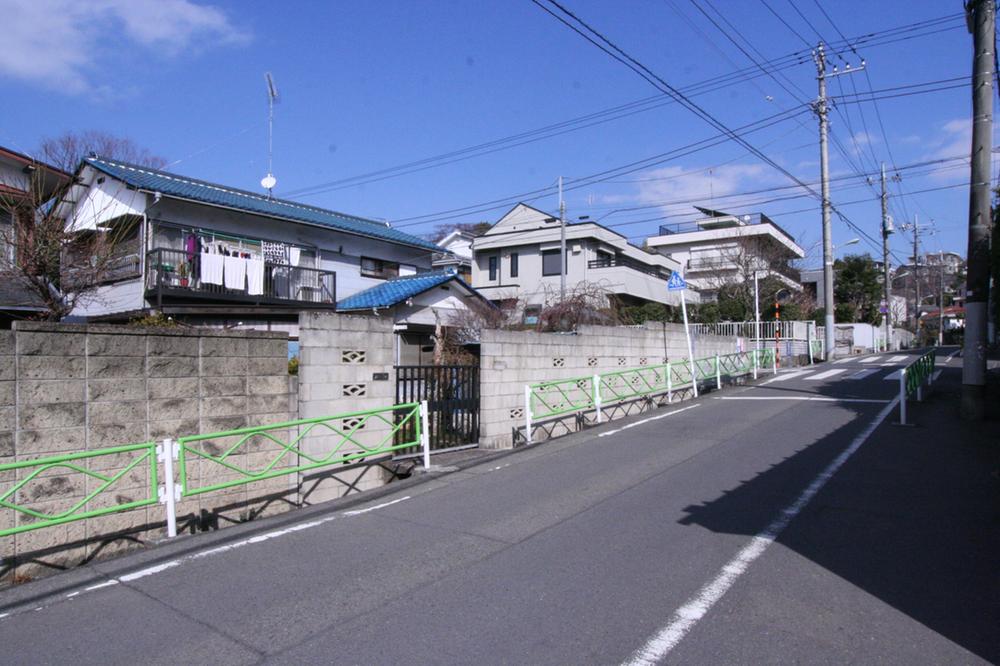 Local photos, including front road. South road 6.5m