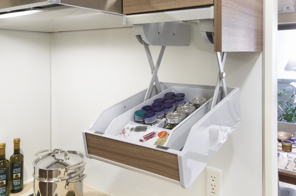 Hanging cupboard under the lift rack that hand is provided in easily accessible position (eye rack). Easy storage to use the utensils and seasoning