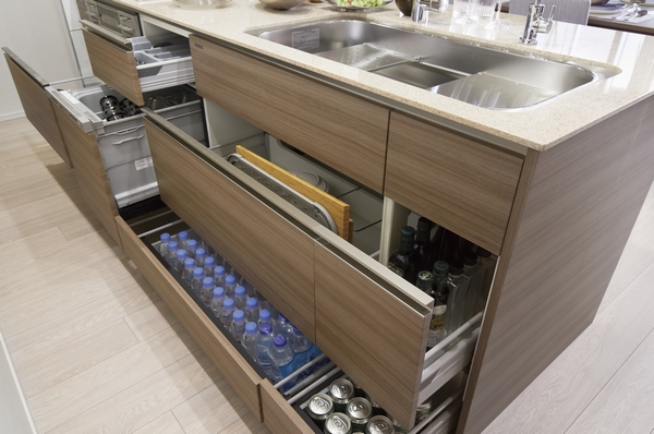 Standard equipped with a dishwasher. Large sliding storage of the storage capacity is quietly close with bull motion function