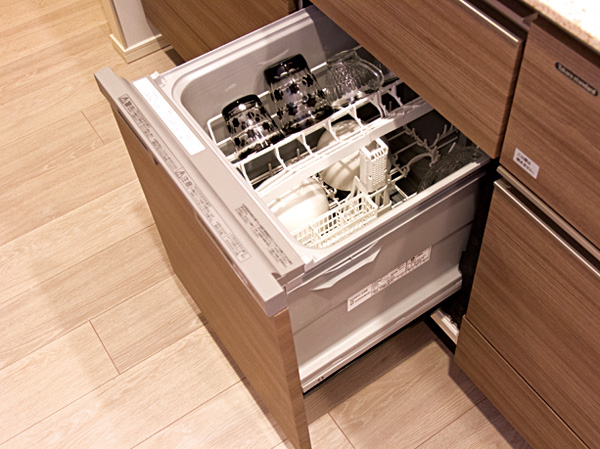 Kitchen.  [Dishwasher] Clean and seated was a dishwasher in the kitchen. Not only I reduce the time and effort of Mom, Also it has excellent water-saving effect.