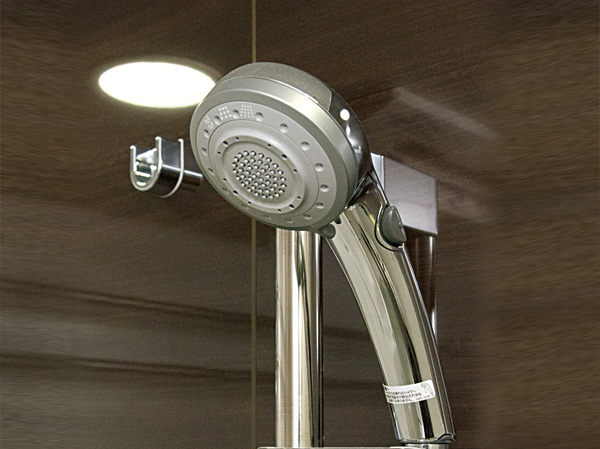 Bathing-wash room.  [Eco-full shower switch] Water-saving type that enables shower with a momentum even a small amount of water. The water discharge at hand switch ・ Water stop, you can easily operate.