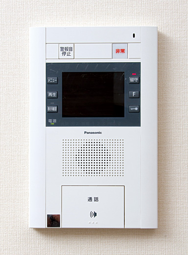 Security.  [Intercom with TV monitor] Since the entrance of visitors can be confirmed by voice and image from within the dwelling unit, You can prevent a suspicious person of intrusion. (Less than, Listings amenities model Room L type)