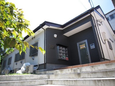 Building appearance. That station Chika while a quiet residential area, It is a good location