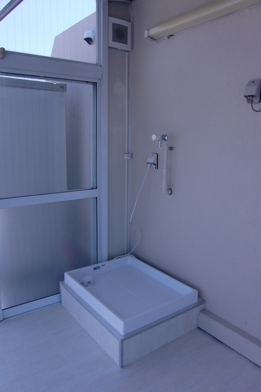 Other room space. Washing machine storage to Sun Room