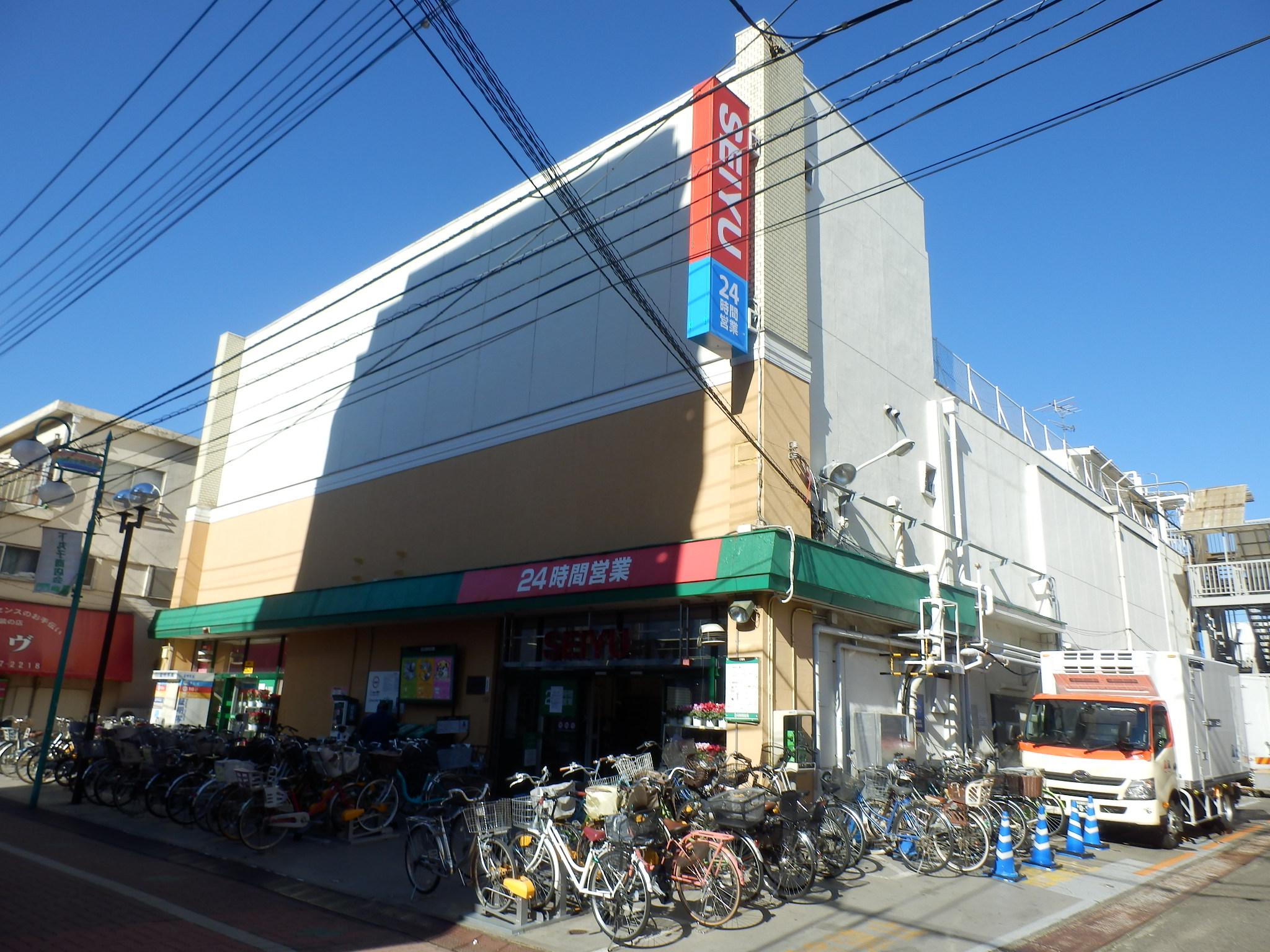 Supermarket. Seiyu Shimomaruko store up to (super) 504m