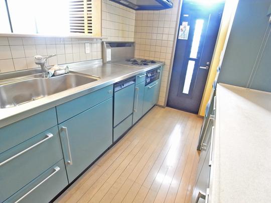 Kitchen. It is counter kitchen but is made invisible from LDK