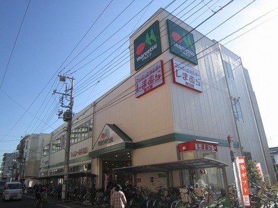 Supermarket. 300m until Maruetsu (super)