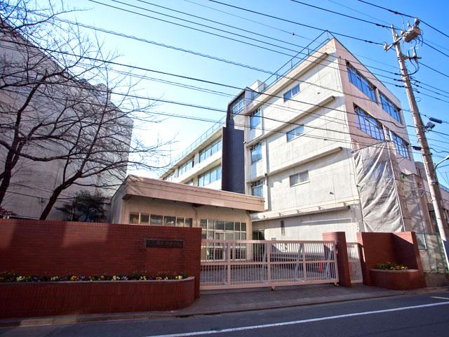 Junior high school. Minamirokugo 650m ground is wide school until junior high school. 