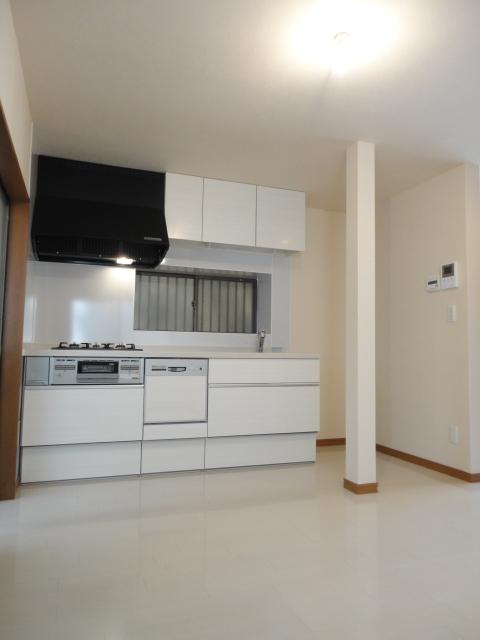 Kitchen. Clean kitchen in white keynote. It is with a dishwasher in the new exchange already.