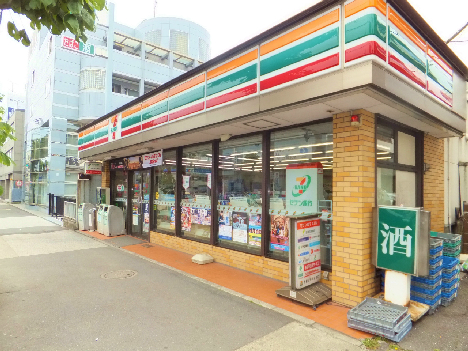 Convenience store. Seven-Eleven Minamimagome store up (convenience store) 370m