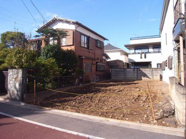 Local photos, including front road. Bright location facing the south side of the road (2013 December shooting)