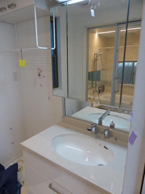 Wash basin, toilet. Indoor (10 May 2013) Shooting Washbasin with shower
