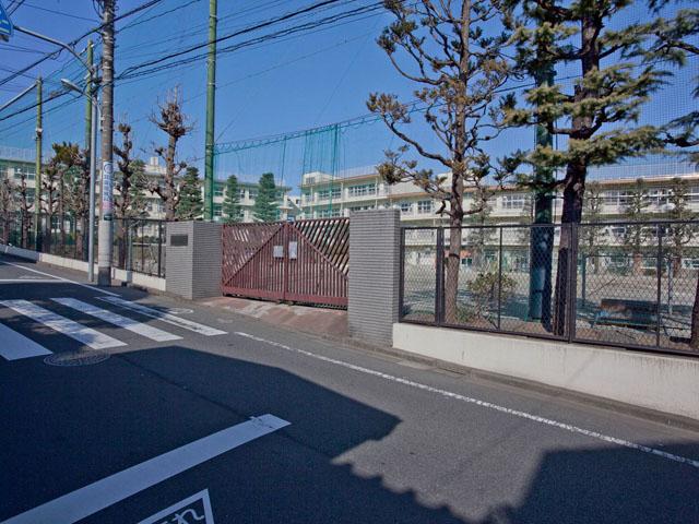 Junior high school. School of 250m children to East Chofu Junior High School is also the distance of the peace of mind.
