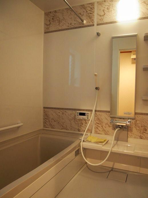 Bathroom. Comfortable relaxing bath in calm tones (2013 October shooting)