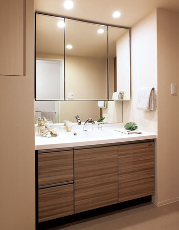 Bathing-wash room.  [bathroom] Beauty and functionality of the combines was artificial marble counter wash room which adopted an integrated basin bowl of. Convenient linen cabinet Ya storage of towels, A variety of storage space such as a large three-sided mirror is also available.