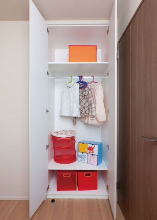 Receipt.  [System storage] The Western-style closet, Adopt a system storage that combines the beauty and functionality of the design. Shelf board ・ tray ・ drawer ・ Original of the storage unit a combination of the options contained parts, such as hanger pipe (paid) can make. (Part type)