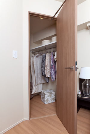 Receipt.  [Walk-in closet] Clothing is also like of course travel bag, Organize collectively ・ Installing the storage can walk in closet. Storage capacity is high walk-in closet brings a room to the entire room. (Part type)