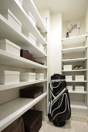 Receipt.  [Shoes closet] Set up a shoe closet of large capacity that can be tidy and clean the entrance around. Also it can be stored, such as sporting goods, It is very convenient because the rapid retrieval from the front door. (Part type)