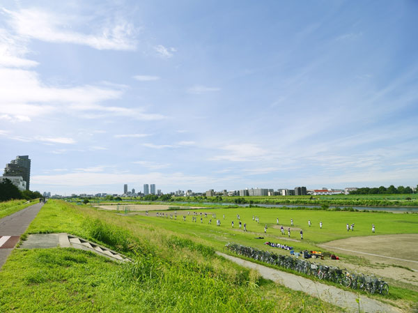 Surrounding environment. Tama River green space (about 470m ・ 6-minute walk)