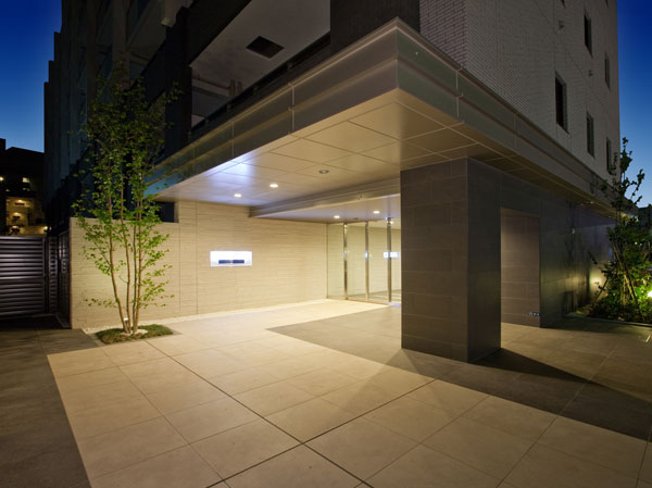 Buildings and facilities. By combining skillfully design tiles and indirect lighting, It has created a worthy of the Residence entrance space. (entrance  ※ May 2013 shooting)