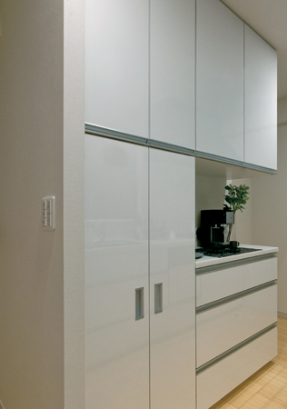 Kitchen.  [Cupboard] Standard equipped with a cupboard of large capacity. (Same specifications)