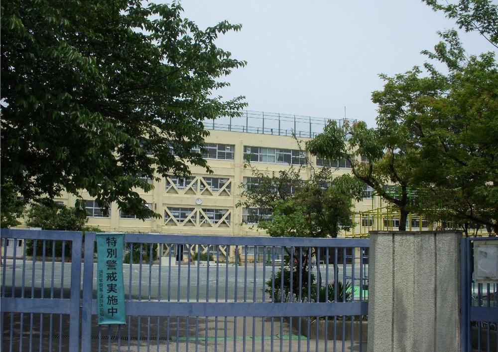 Primary school. 650m to Izumo elementary school
