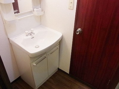 Washroom. Popular independent wash basin equipped