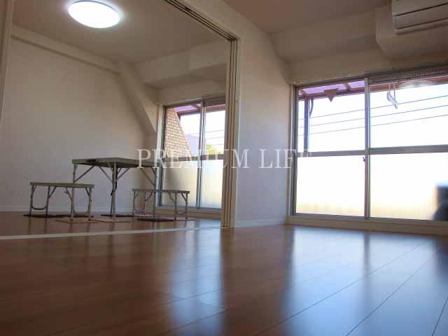 Living.  [Bright and spacious room] 6 Pledge of Western will to LDK of 17 quires in all open.