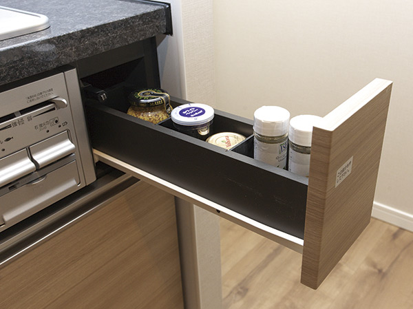 Kitchen.  [Spice rack] The puzzles tend seasoning in place so that it can be efficiently stored, It has established a sliding spice rack. Seasonings and is immediately available convenient, such as spices necessary during the cooking.