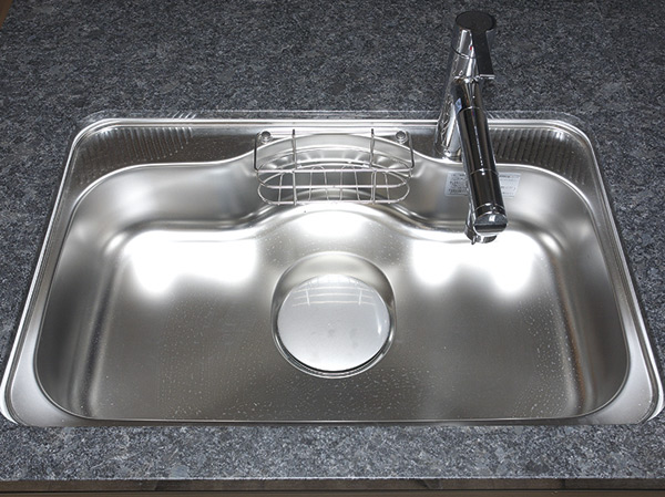 Kitchen.  [Quiet sink] The material to reduce the vibration to sink back attached, To suppress silent sink it is water to be worried about sound. We care so as not to interfere with the conversation, even when there are people in the buckwheat.
