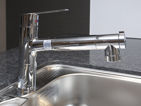 Kitchen.  [Water purifier integrated mixing faucet] Water by a simple operation ・ Switch the hot water, Adopt a water faucet that also combines water purification function. You can use for cleaning the sink of care and cooking utensils for draw the head.