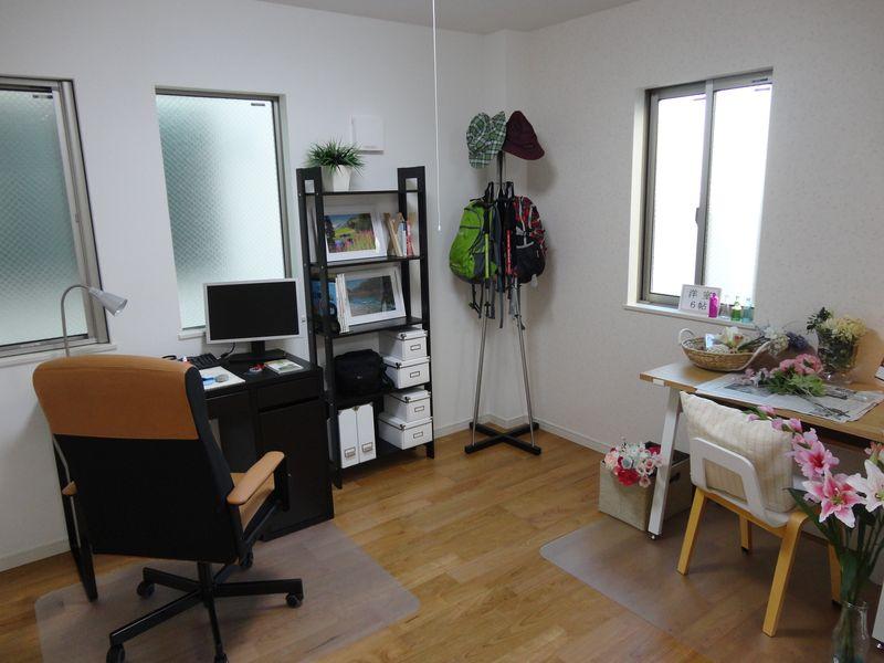 Non-living room. Services Room 6. pledge the children's room in the next room, Ideal for high curiosity children.