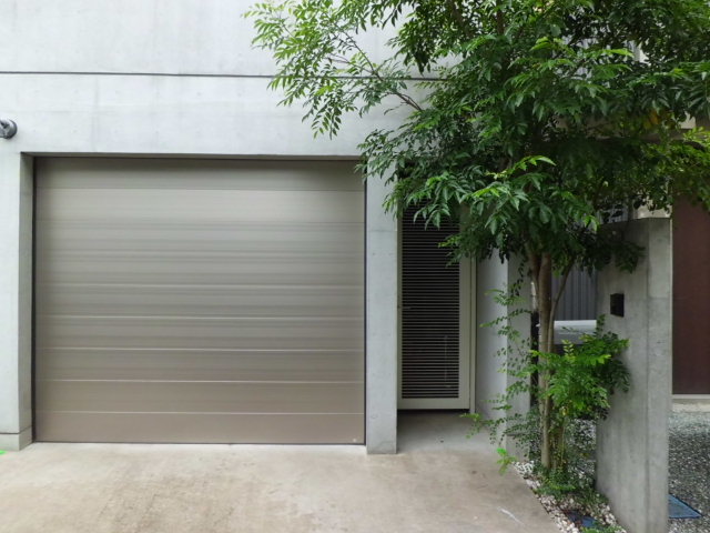 Entrance. Built-in garage, entrance