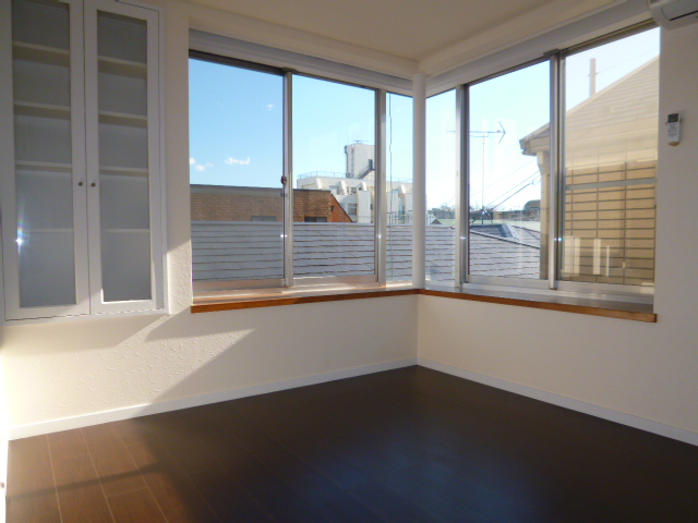 Living and room. Bright in the popular bay window room ☆