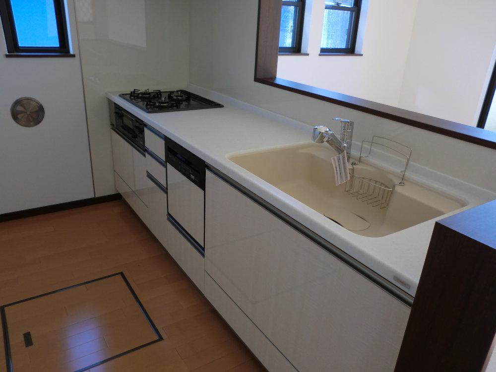 Same specifications photo (kitchen). Face-to-face kitchen that can cherish family and petting