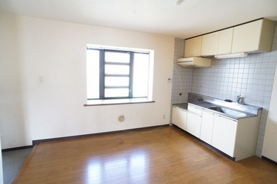 Living and room. Spacious kitchen ☆