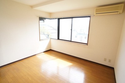 Living and room. Good bright room per yang ☆