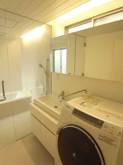 Wash basin, toilet. Mirror of the lavatory is ordered to storage.