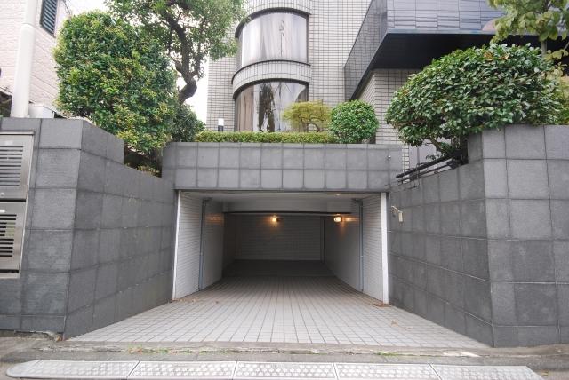 Parking lot. Safe shutter with a built-in garage. There is also storage space in the back of the garage