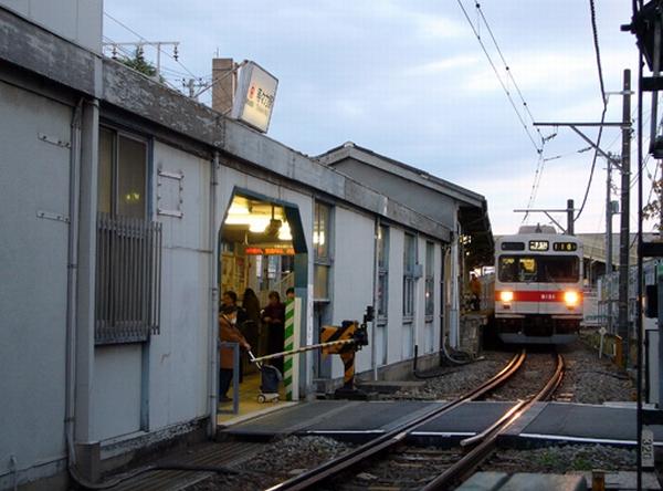 Streets around. Oimachi Line Tokyu "roar" 1120m to the station