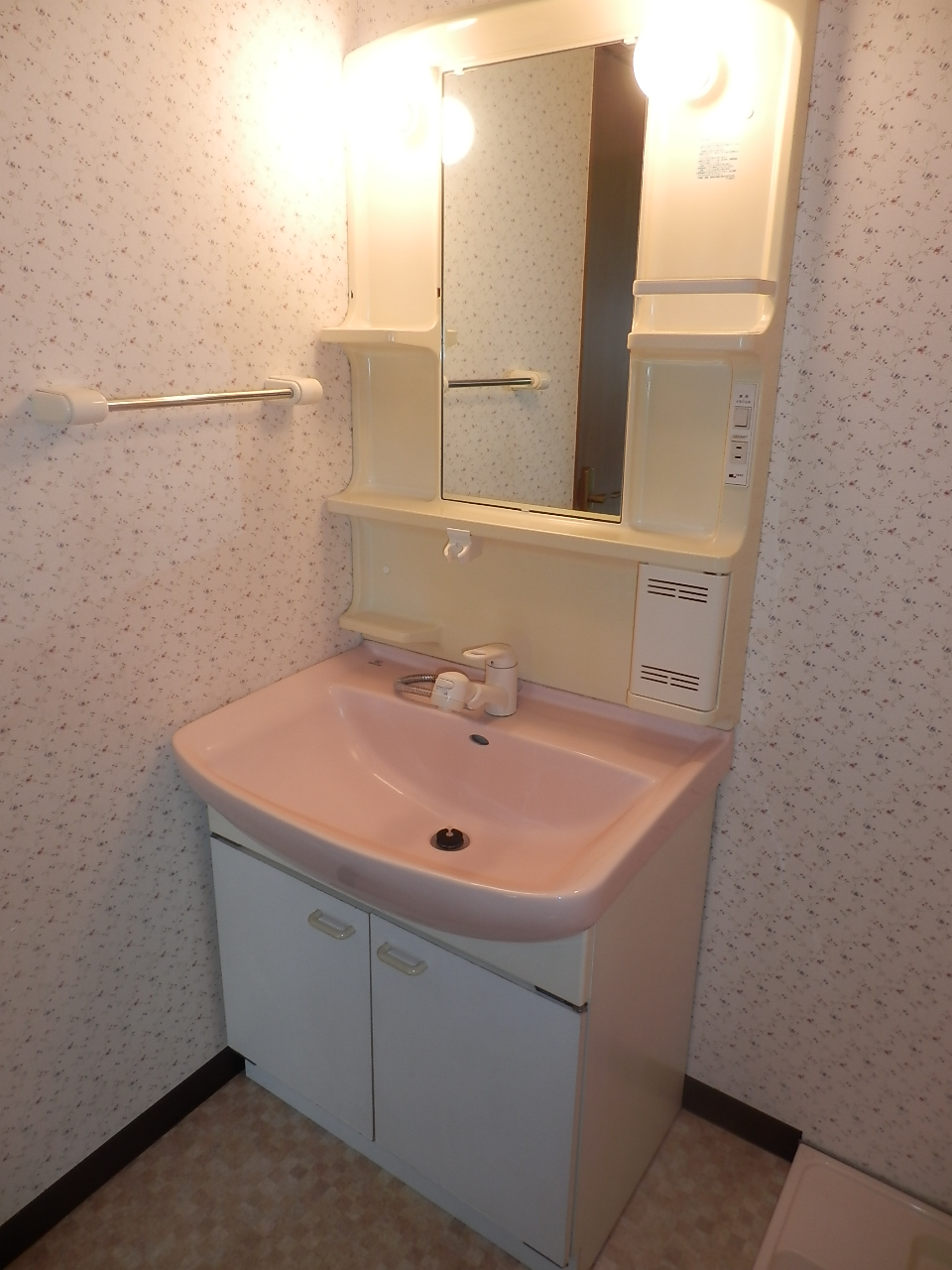 Washroom. Shower with separate wash basin ☆