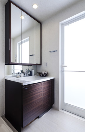 Bathing-wash room.  [Powder Room] In addition to Kagamiura housing with three-sided mirror that can be neat storage and toiletries in the powder room, It adopted a wash bowl of seamless Square type, It combines the ease of beauty and care.