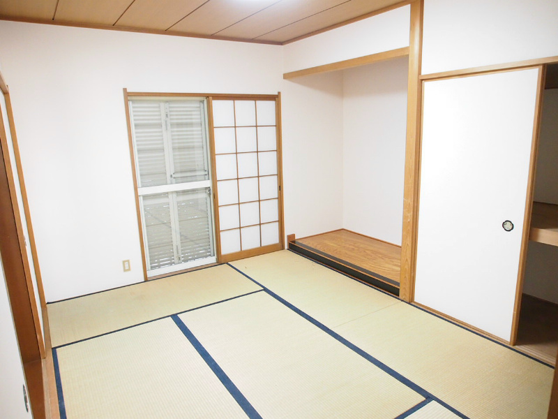 Other room space. There is also a Japanese-style room!