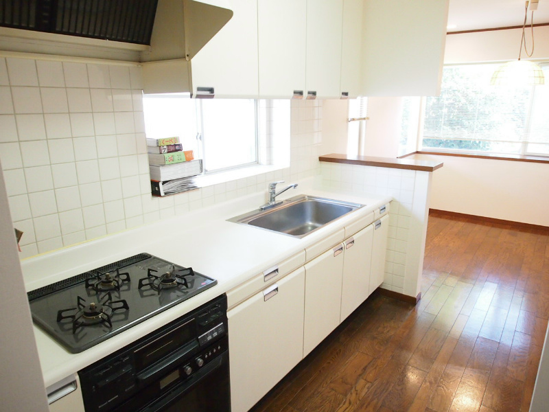 Kitchen. 3-neck system kitchen also spacious